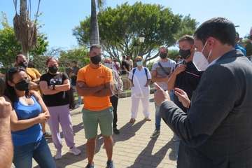 Protesta de los trabajadores del Paco Artiles y encuentro al aire libre con el alcalde en Arnao/TA.